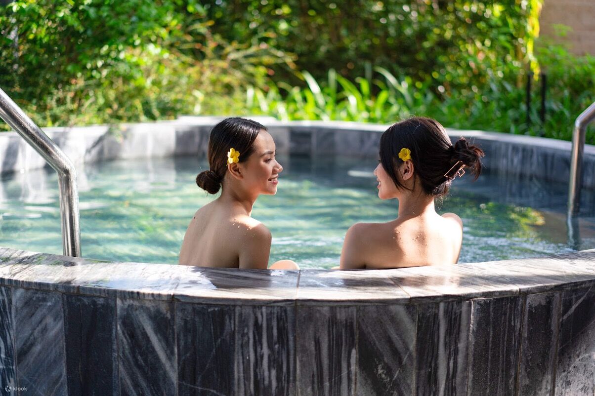 Shared rooms, shared stories – solo travel, never alone.